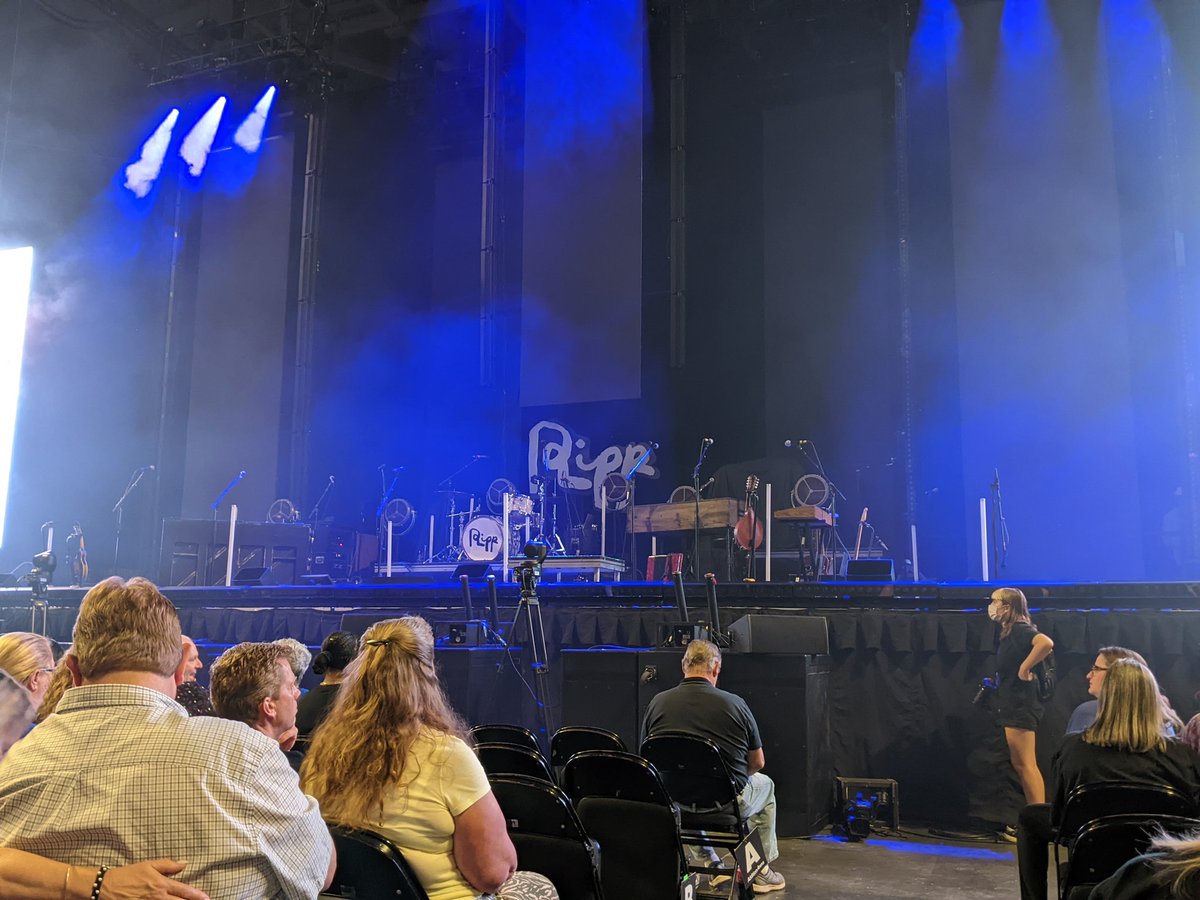 ChrisPughUSF's tweet photo. So excited for @chrisrend and @rendcollective! #RowG https://t.co/slXiCuhgGd