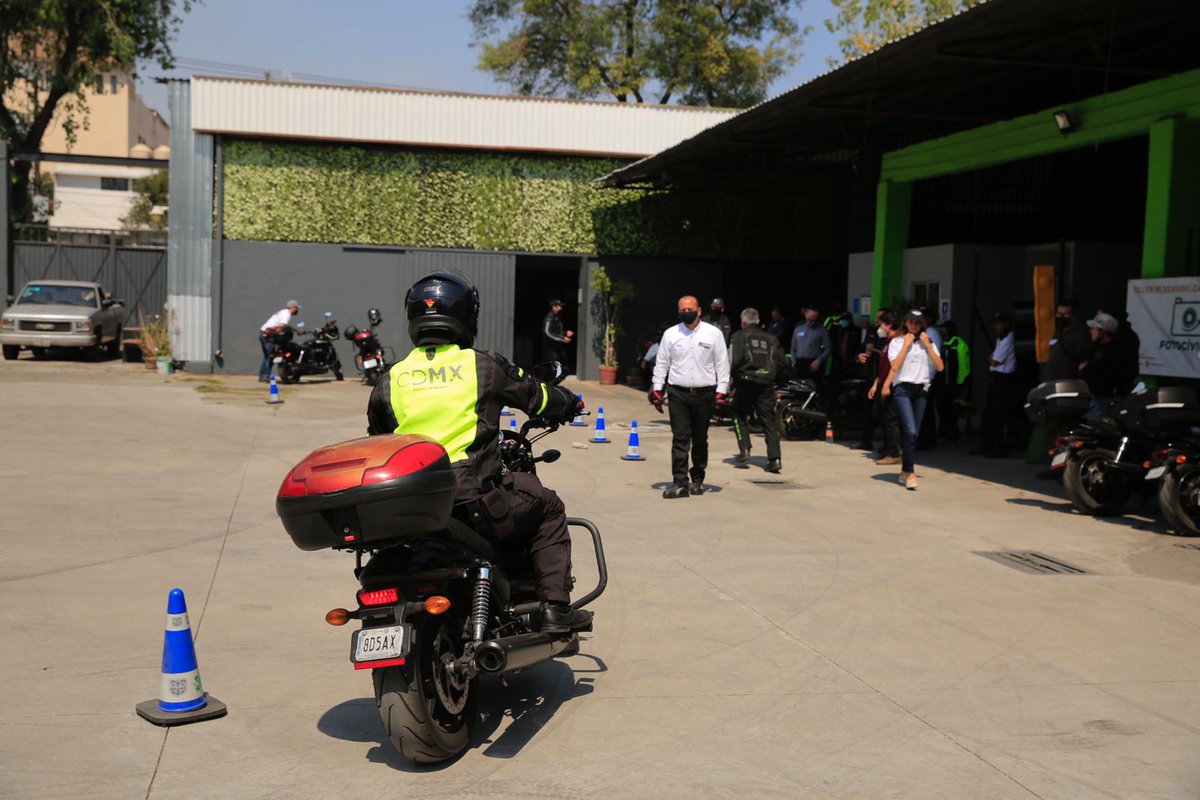 LaSEMOVI's tweet photo. La #SEMOVI y @jeferadar, con el apoyo de los expertos @motolatino y @AvenTourMoto, desarrollamos un taller de inducción con la finalidad de evitar y disminuir derrapes a bordo de motocicletas.

Este taller es el inicio de la próxima #MotoescuelaSEMOVI para la Seguridad Vial. https://t.co/aITpB6r7jd