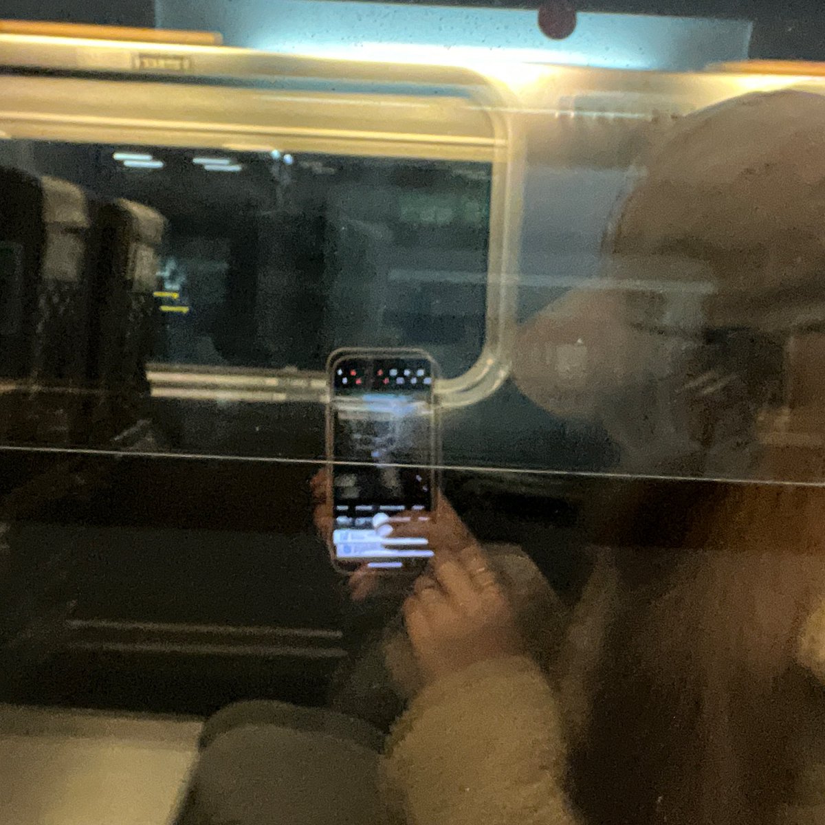 yo27204705's tweet photo. 눈뜨자마자 혼자 ktx 타기
다들 커플인데 나혼자 ... https://t.co/jRprPNDlCA