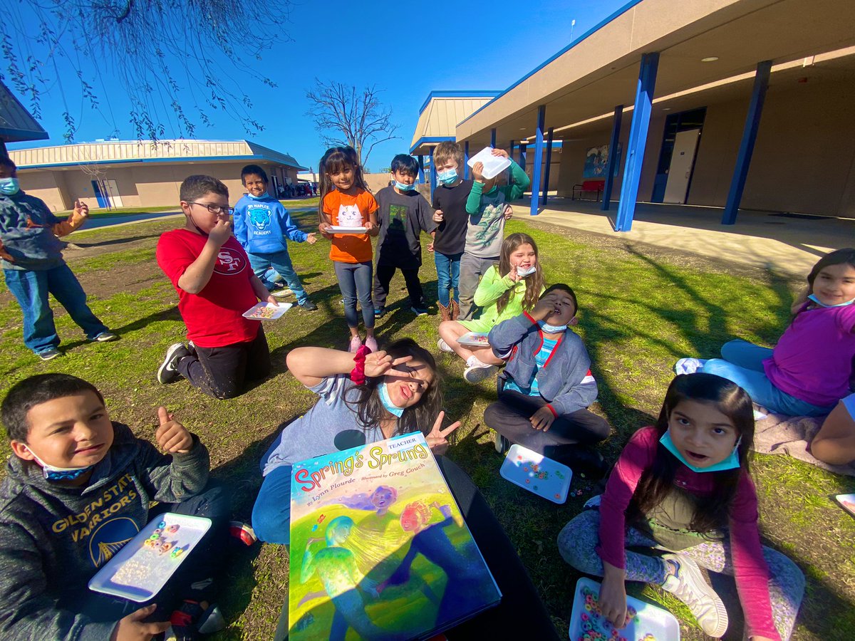 MsClarisaFlores's tweet photo. We love literacy picnics 💙 a little bit really goes a long way to make my kiddos happy and I love that about them.  #JMAJags #BurtonProud https://t.co/PymW3o0DgC