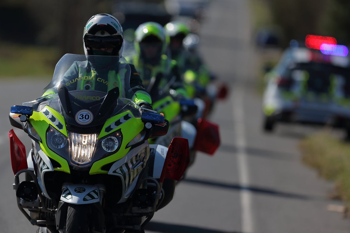 AlbertoSxenick's tweet photo. Debajo de cada uniforme, detrás de cada mirada…hay un corazón ♥️ que late. 
36 motoristas y personal de apoyo dan cobertura en 
@ograncamino_igt @guardiacivil tráfico #Galicia @UMSVGC #Internationalgaliciantour https://t.co/FBEr8XLpWS