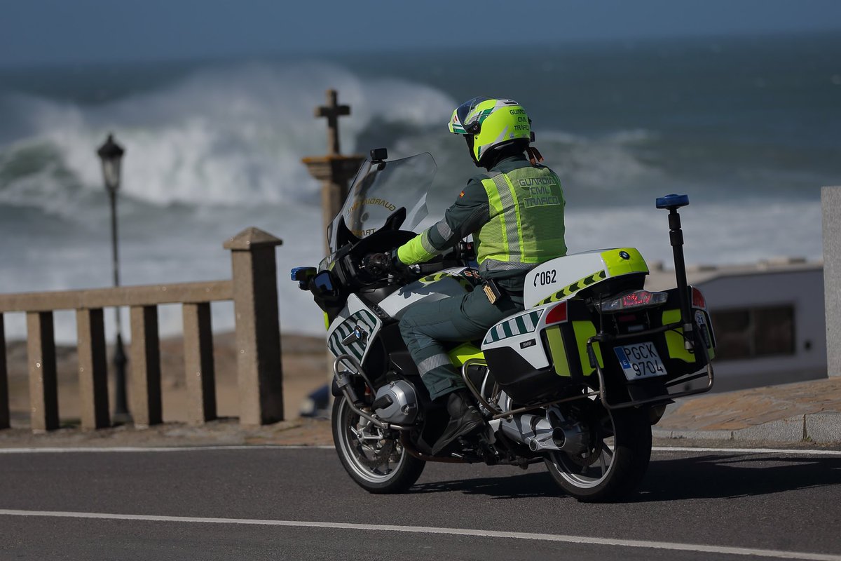 AlbertoSxenick's tweet photo. Debajo de cada uniforme, detrás de cada mirada…hay un corazón ♥️ que late. 
36 motoristas y personal de apoyo dan cobertura en 
@ograncamino_igt @guardiacivil tráfico #Galicia @UMSVGC #Internationalgaliciantour https://t.co/FBEr8XLpWS