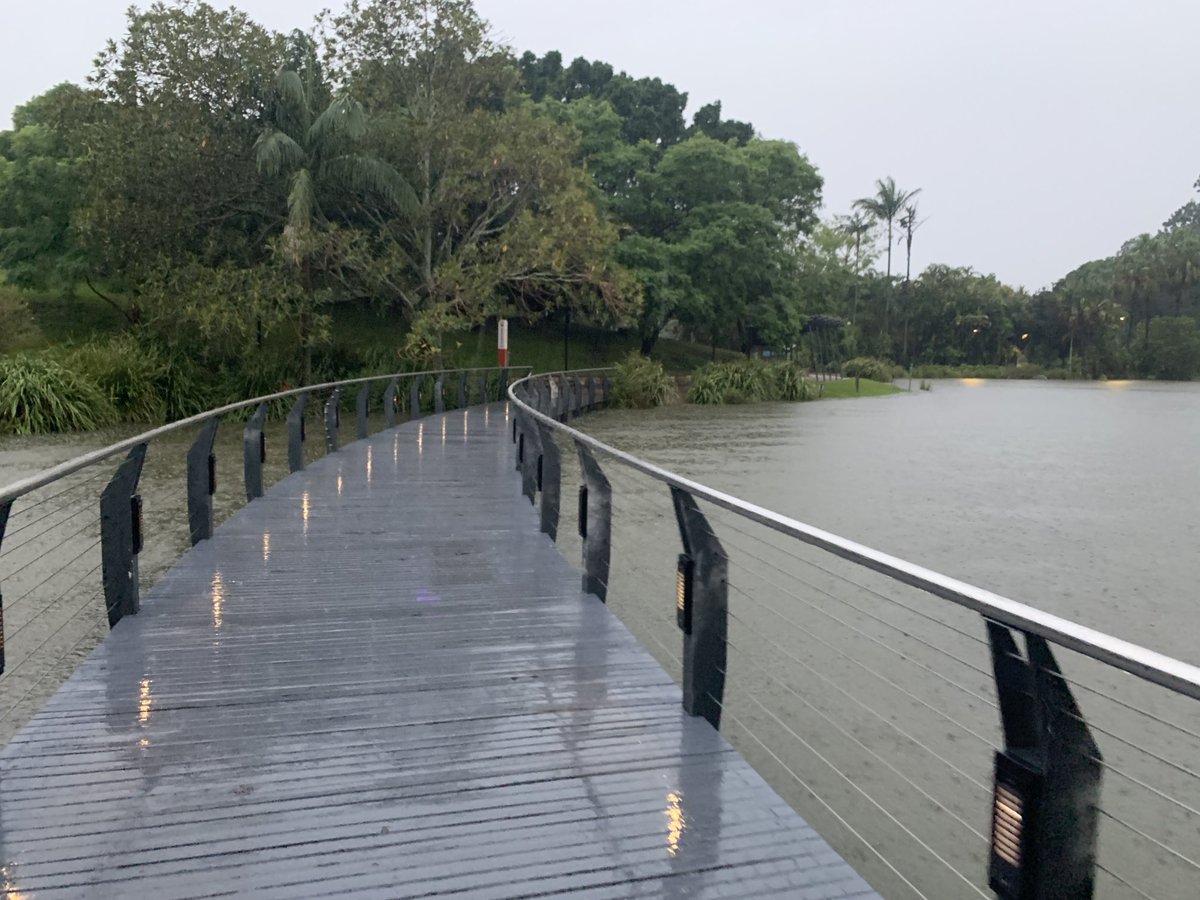 ⁦<a href="/UQ_News/">UQ News</a>⁩ lakes are at full capacity in St Lucia. This image is from 6pm yesterday. #Brisbane