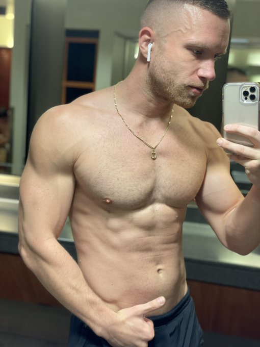 Back in the gym 😈💪🏼  What&rsquo;s up this weekend Miami?   ⬇️SUBSCRIBE NOW ⬇️ https://t.co/uNK9KS9SdR https://t
