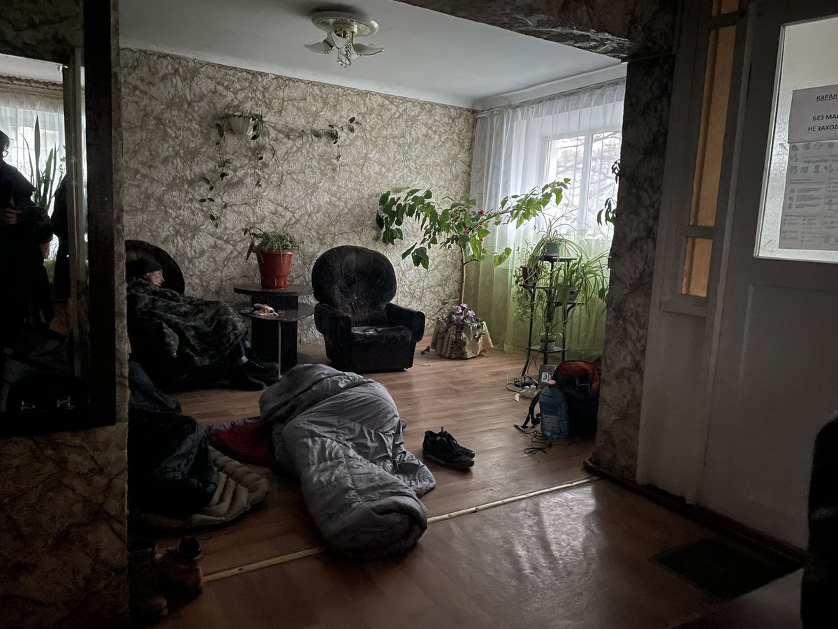 Un der #Ukraine sind viele auf der Flucht. Hotels sind belegt und Menschen öffnen ihre Häuser für andere. Geschlafen wird in Küchen, Saunen und Vorräumen von Hotels, so wie hier :