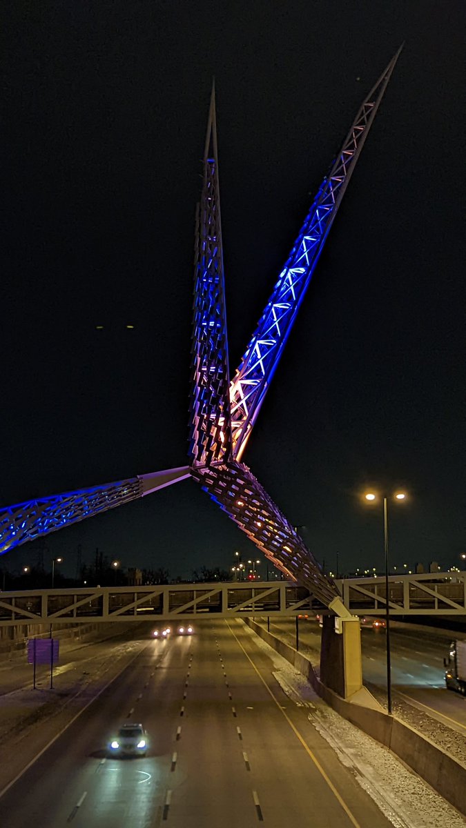 The Skydance Bridge in Oklahoma City is lit in yellow and blue tonight. Prayers for Ukraine 🇺🇦