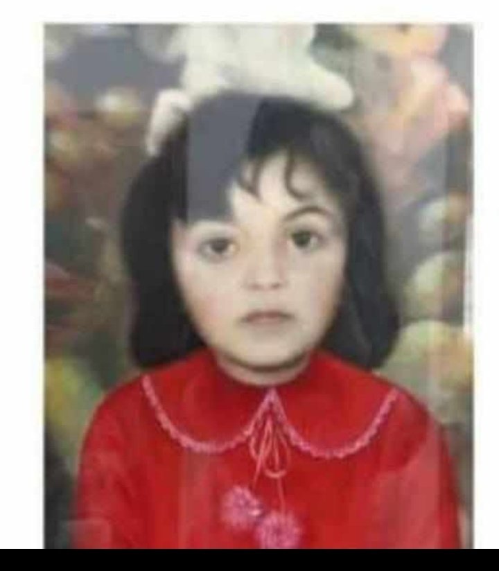 Xocalıda öldürülən Sevinc şəkildəki qızdır. 7 yaşı var idi. Meşədə qaçanda arxadan vurmuşdular. Dayısının qucağında öləndə "nolar, məni ölməyə qoyma" demişdi. Ağdama çatdırmışdılar, amma sağ qala bilməmişdi. #JusticeforKhocaly