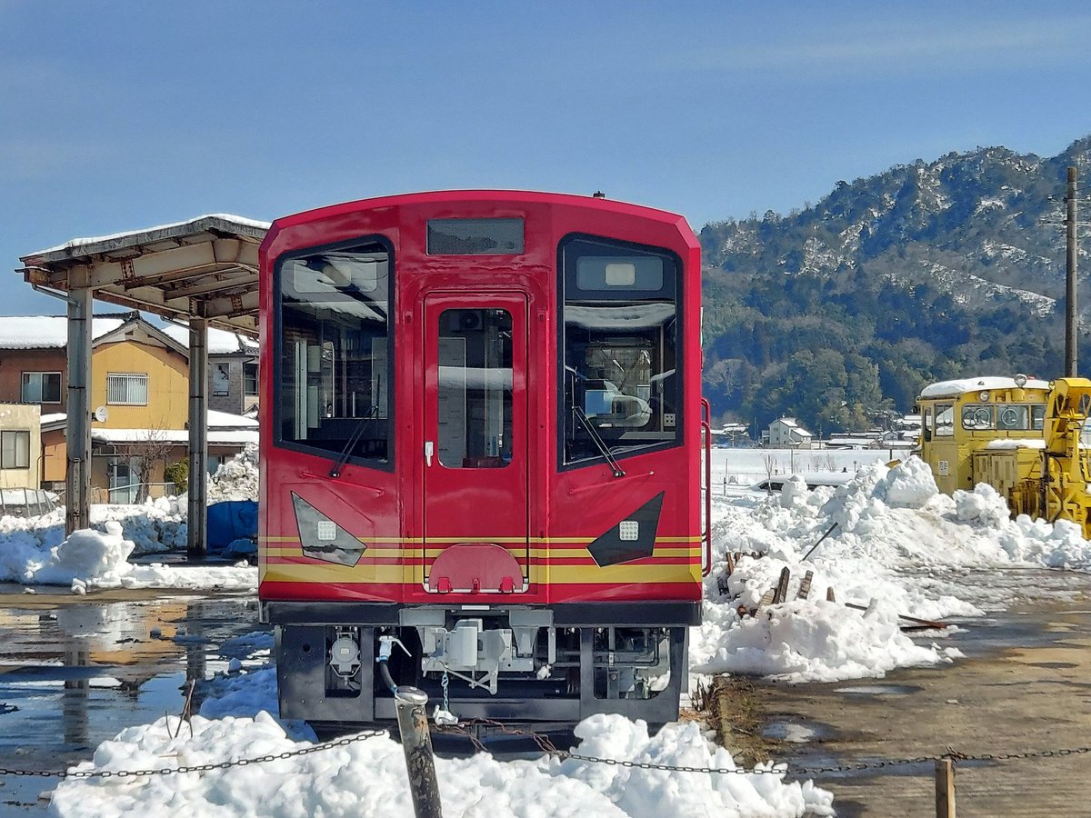 赤い雪 ✨到着しました！✨ 新型車両KTR300形が雪のなか無事に到着しました