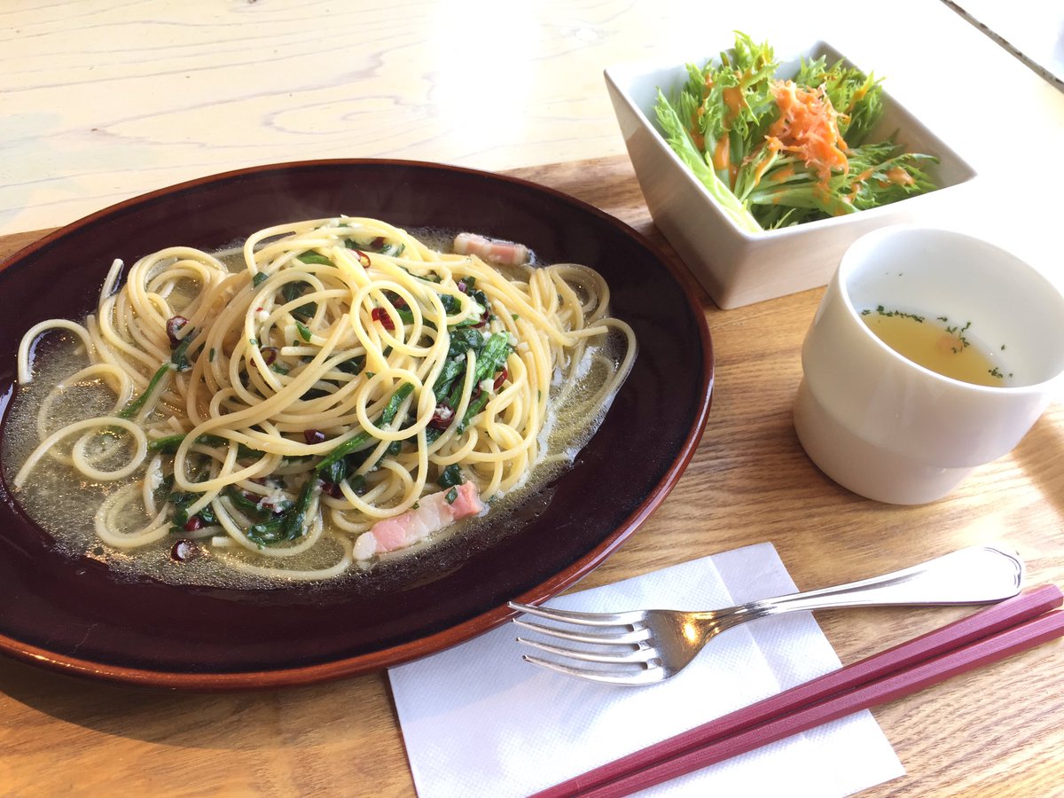 KOFUNE08CAFE's tweet photo. ◆The Kitchen◆
*ペペロンチーノ ¥1,180
*エスプレッソコンパナ ¥380
姉と一緒に、久々にご飯とデザート食べに出かけました╰(*´︶`*)╯♡
パンケーキが食べたくて🥞
#The_Kitchen #出雲カフェレストラン https://t.co/pHWHwpc6Bk