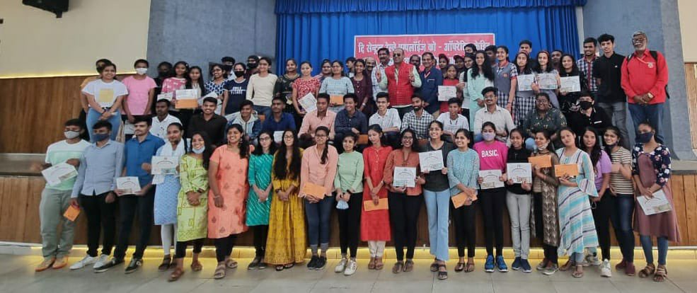 venupnair_nrmu's tweet photo. Cash award function of CRECCS at Pune on 25.02.22
Congratulations to all students who received the appreciation…..🙏🚩🚩 https://t.co/8iWYRz5X98