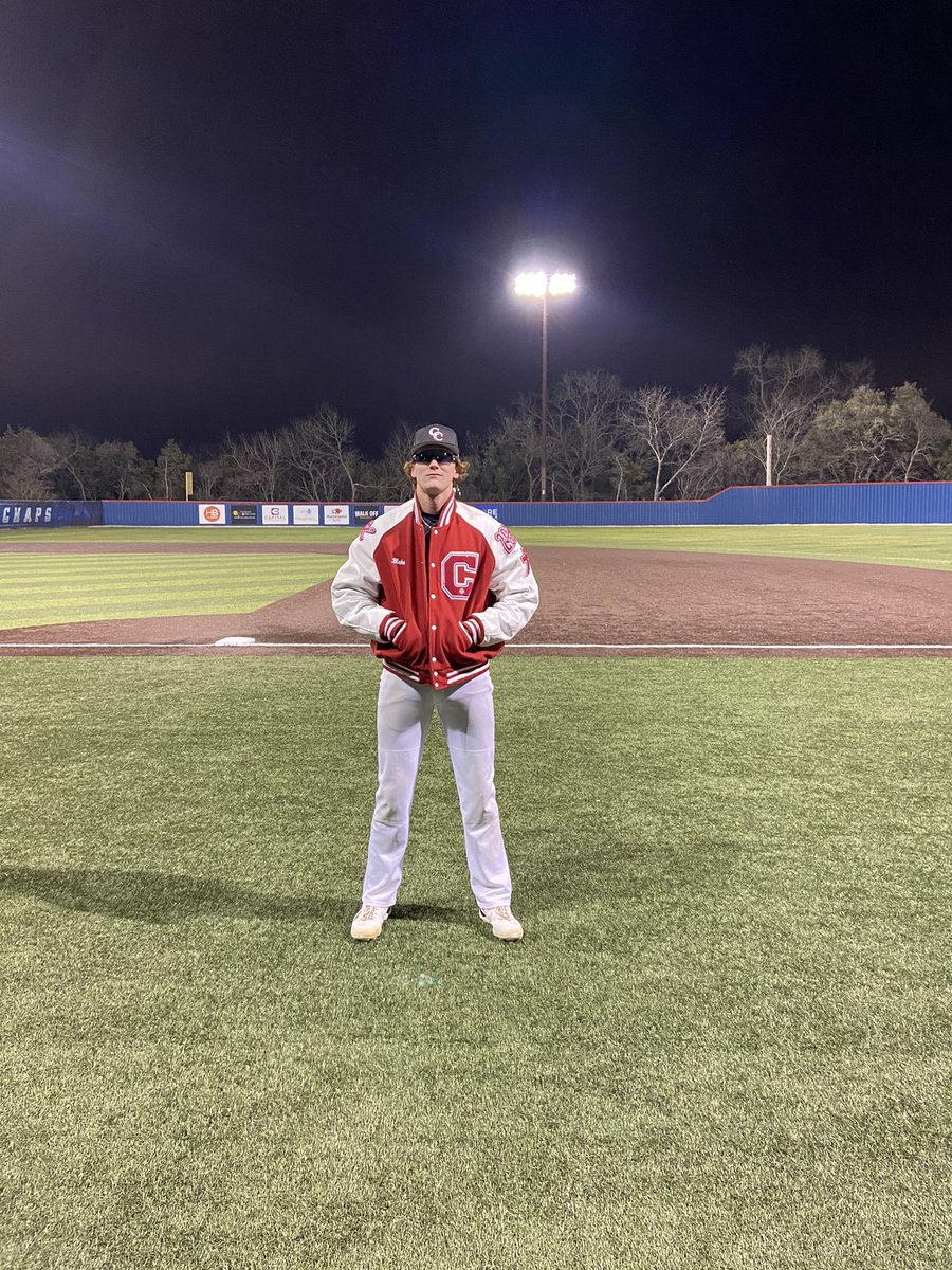 The Coogs go 1-1 on opening day with a run rule win over Elgin. <a href="/BlakeHollingsh1/">Blake Hollingshead</a> leaves the yard for the Coogs 1st 💣 of the year. #GetYourSwingOff 🐾