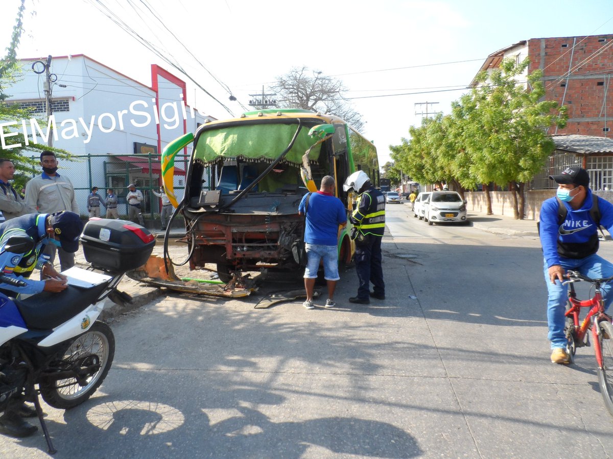 Elmayorsigilo's tweet photo. @ElUniversalCtg #Corrijan,Accidente ocurrio,barrio #Bosque,Avenida Buenos Aires o diagonal 21A. ¿De donde sacan eso de sector Las Estibas?No ocurrio en ninguna curva,el carro de valores,impactó de lado a la buseta,pero le destruyo la parte frontal,siguio y golpeo de frente a un carro de Afinia https://t.co/xE8jR9oCCs