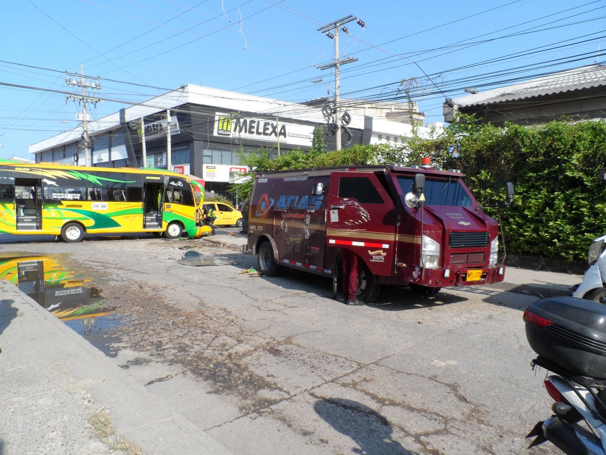 Elmayorsigilo's tweet photo. @ElUniversalCtg #Corrijan,Accidente ocurrio,barrio #Bosque,Avenida Buenos Aires o diagonal 21A. ¿De donde sacan eso de sector Las Estibas?No ocurrio en ninguna curva,el carro de valores,impactó de lado a la buseta,pero le destruyo la parte frontal,siguio y golpeo de frente a un carro de Afinia https://t.co/xE8jR9oCCs
