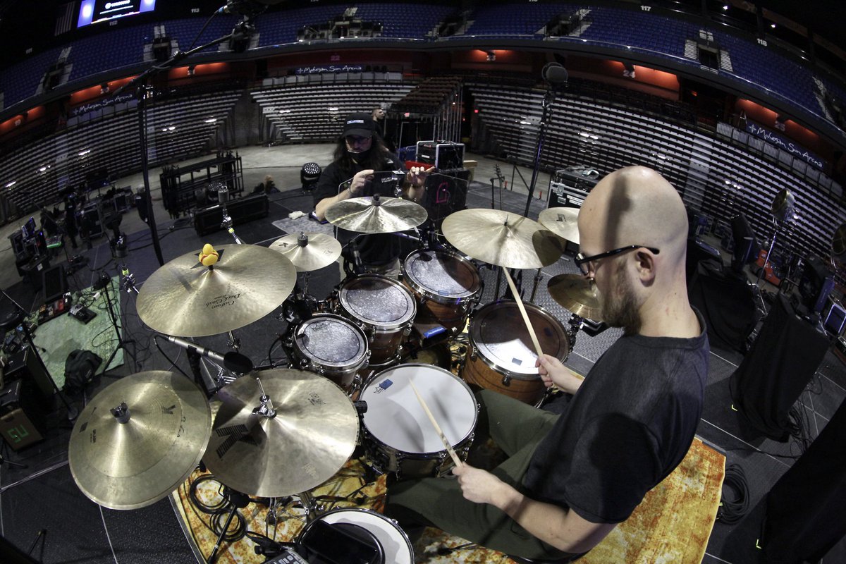 This place is YUGE!! Thank you all so much for getting us here! ❤️🤗✨🎄