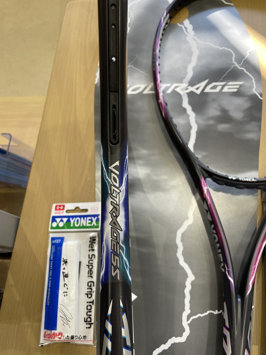t_champ1's tweet photo. ⭐️新製品入荷のお知らせ⭐️
ヨネックスより人気シリーズ‼︎
ボルトレイジ5Sと新製品ガット、サイバーナチュラルゲル入荷しました✨
この２つを同時購入して頂くと、船水プロサイン入りグリップをプレゼント🎁のキャンペーンもしてます✨
ぜひこの機会に店頭でご覧下さい🙇‍♀️
#ソフトテニス  #VTR5S https://t.co/jZvsFYm2Bh
