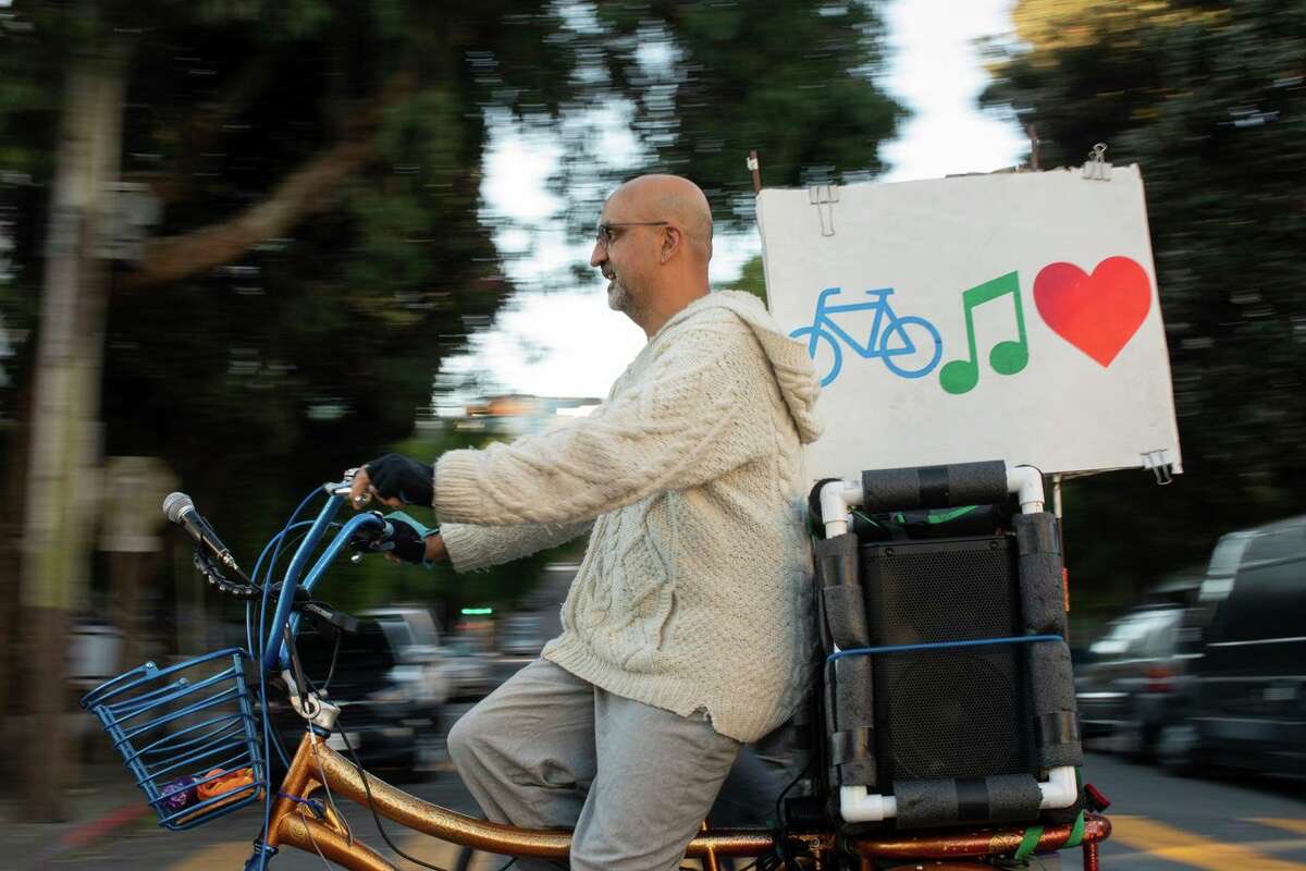 deepasaurus's tweet image. Trikeasaurus &amp;amp; I will be at Critical Mass tonight - Justin Herman Plaza @ 6:30pm….

BTW: Here’s a shot of me on Trikeasaurus from the Chronicle last week.

sfchronicle.com/sf/article/How…