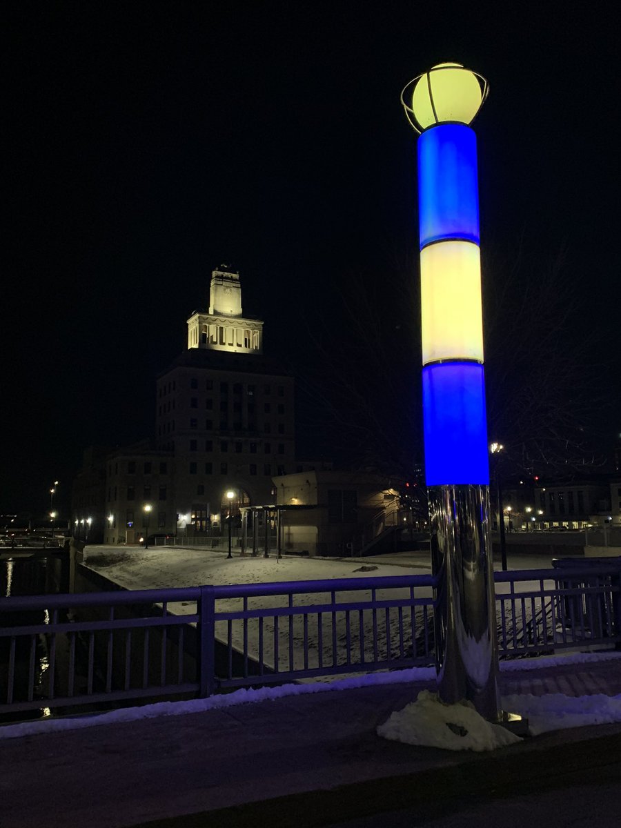 Cedar Rapid’s 3rd Avenue Bridge lights tonight 🇺🇦