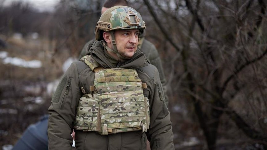 agusantonetti's tweet photo. Pase lo que pase en esta noche decisiva, Zelensky, el presidente ucraniano, ha demostrado ser un gigantesco estadista, un líder de otra época. Un valiente que ha inspirado a todo su pueblo y no lo abandonará por ninguna circunstancia, dispuesto a dejar la vida por su país. Héroe. https://t.co/uPMAI7KeMF