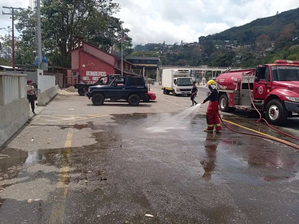 PCCAPITAL's tweet photo. 🟧🟦 Esta Tarde Personal de #PcCapital realiza ApoyoHidrico y Baldeo para el Puesto Preventivo de Control, en la Autopista Caracas La Guaira al lado de la Comandancia GNB #CaracasRetumba. #CarnavalesSeguros https://t.co/psBPGcJ1Cv