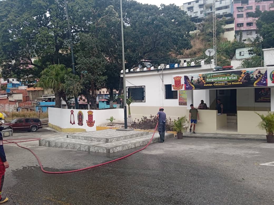 PCCAPITAL's tweet photo. 🟧🟦 Esta Tarde Personal de #PcCapital realiza ApoyoHidrico y Baldeo para el Puesto Preventivo de Control, en la Autopista Caracas La Guaira al lado de la Comandancia GNB #CaracasRetumba. #CarnavalesSeguros https://t.co/psBPGcJ1Cv