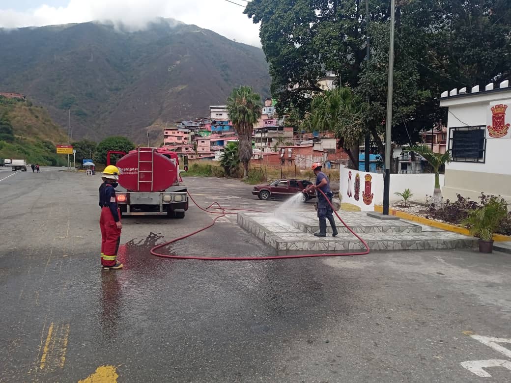 PCCAPITAL's tweet photo. 🟧🟦 Esta Tarde Personal de #PcCapital realiza ApoyoHidrico y Baldeo para el Puesto Preventivo de Control, en la Autopista Caracas La Guaira al lado de la Comandancia GNB #CaracasRetumba. #CarnavalesSeguros https://t.co/psBPGcJ1Cv