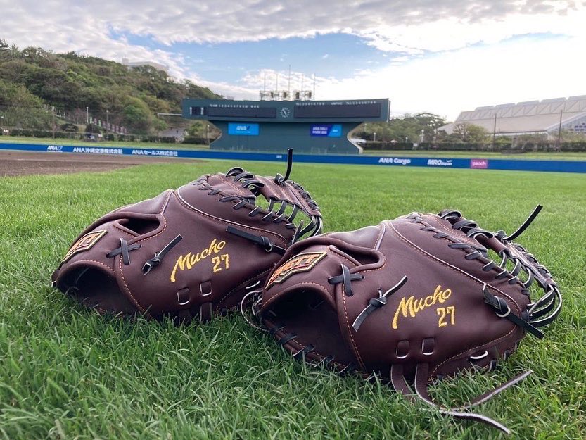 東京ヤクルトスワローズ 中村悠平選手へ🆕ミットをお届けしました！ 背