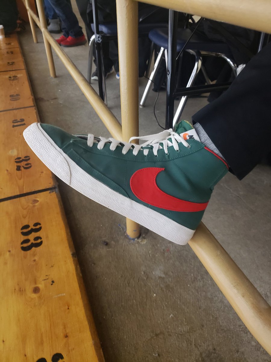 ProudPapaJ's tweet photo. In game shoe of choice of @SpencerOnRadio calling the @stmlincolns @GOJHL game on @SaintMarysRadio. All he needs now is to get the logo on it!
#LincsNation #GoLincsGo #JuniorHockey https://t.co/PSeuuHzLrN