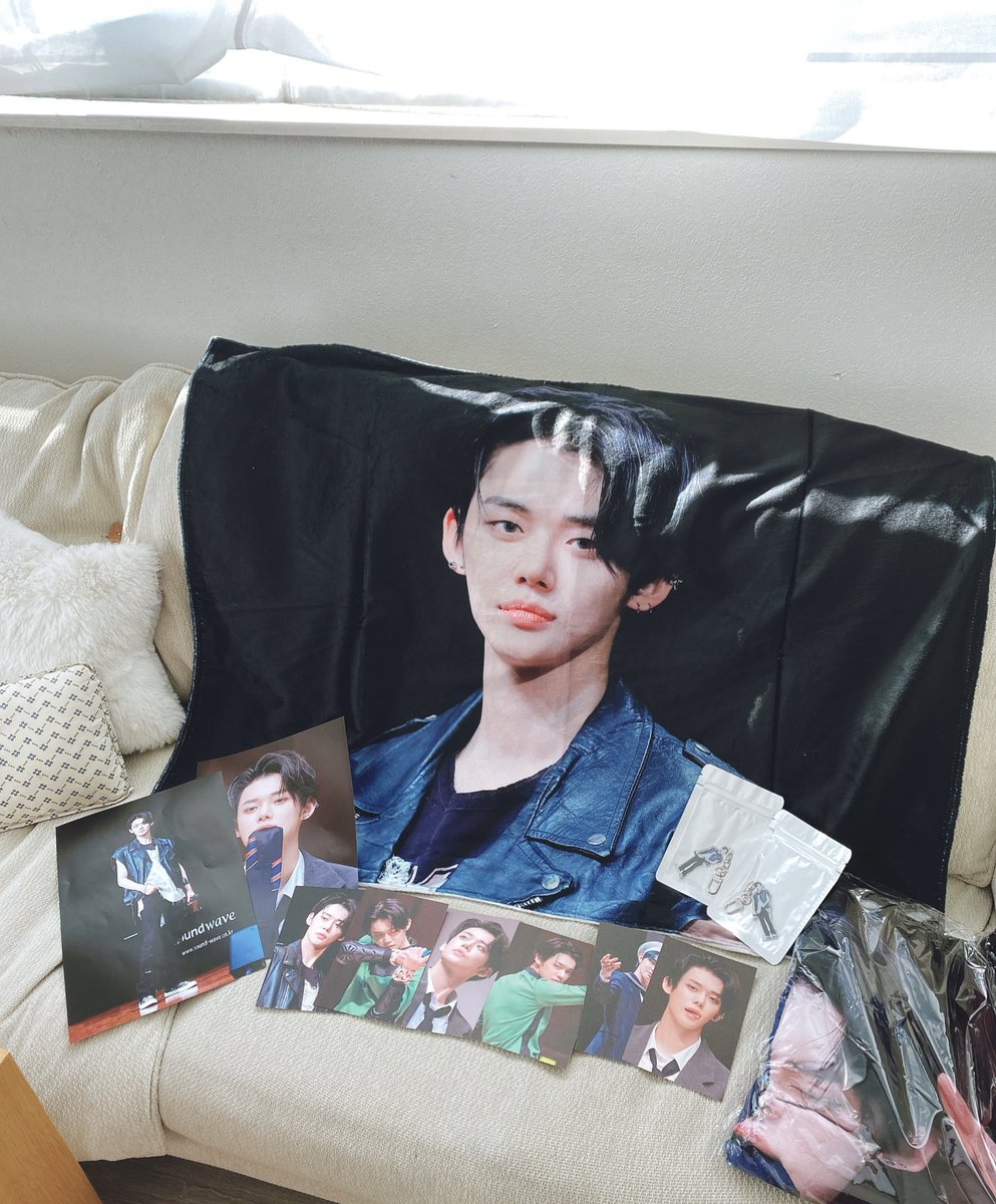choimimarwnzzn's tweet photo. 友達と一緒に2つセットで買ったヨンジュンのブランケットが届きました✨
最高です。
幸せです。
🥰

JP様お忙しい中お菓子とお手紙💌嬉しかったです。
本当にありがとうございました♡
@oceanoflight_jp 様
@oceanoflight_yj 様 https://t.co/2X6K5Kd1Ww