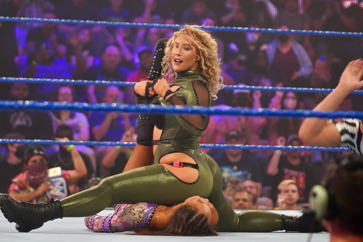WWEonFOX's tweet photo. It seems @WWEBigE watched @nikkita_wwe's debut on @WWENXT this week. #SmackDown https://t.co/sCcOm5bH6N