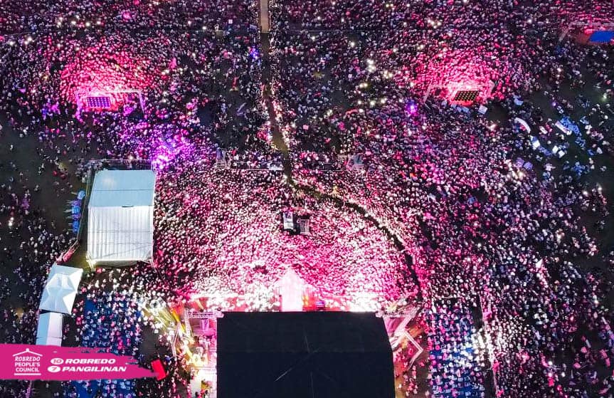 PhilstarNews's tweet photo. LOOK: Drone shots show the huge crowd that gathered during the People’s Rally of Vice President Leni Robredo and Sen. Kiko Pangilinan in Iloilo City on Friday. 

#BilangPilipino2022 #Elections2022 #BotoKo2022 

📷: Robredo People’s Council https://t.co/bKGWZI3RcL