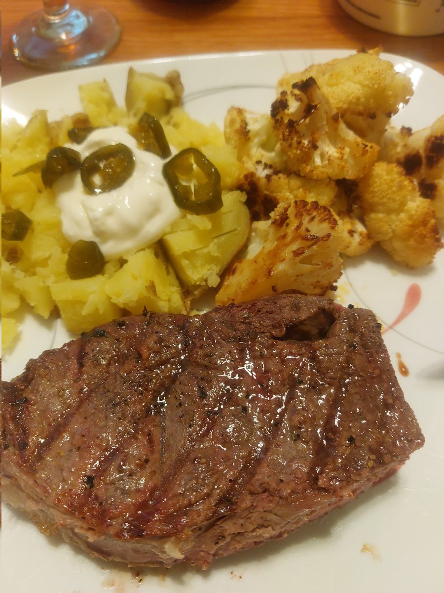 BirnamPork's tweet photo. I am noodled out. Was craving steak. Dinner did not disappoint!
Homegrown steak, baked potatoes and grilled cauliflower (we finished two heads)
#cornfedbeef #homegrown #loveontfood https://t.co/g1VdZi11jO