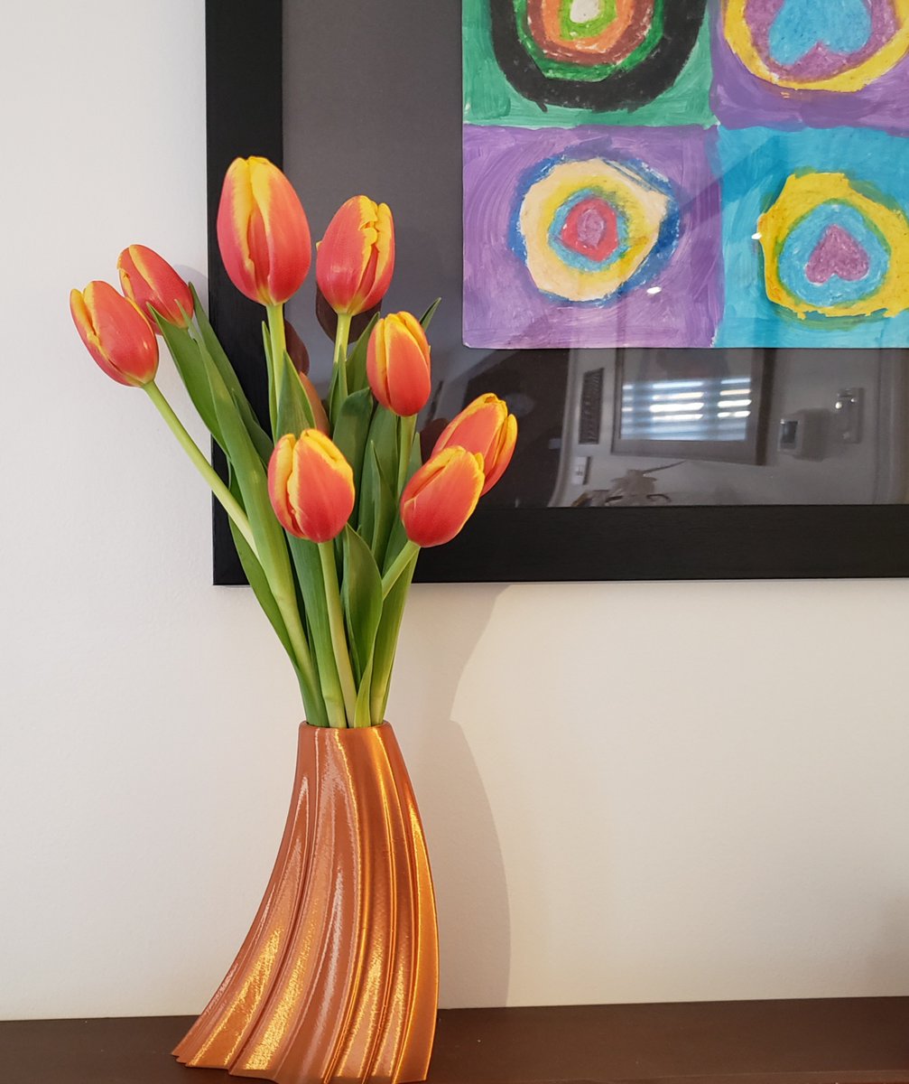 ShapeofAwe's tweet photo. It does look even better with flowers (yes, they are real). This one was printed with the fantastic silk copper from @esun3dfilament . For more colour🌈 options, check our store! 
#3Dprinting #giftidea #giftformom #Flowers #homedecorideas #contemporary #newdesign https://t.co/ZsjssNdo65