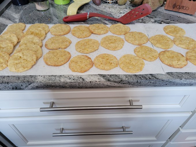 Made some yummy sugar cookies with a hint of lemon 🍋 zest. So good warm out of the oven. https://t.c