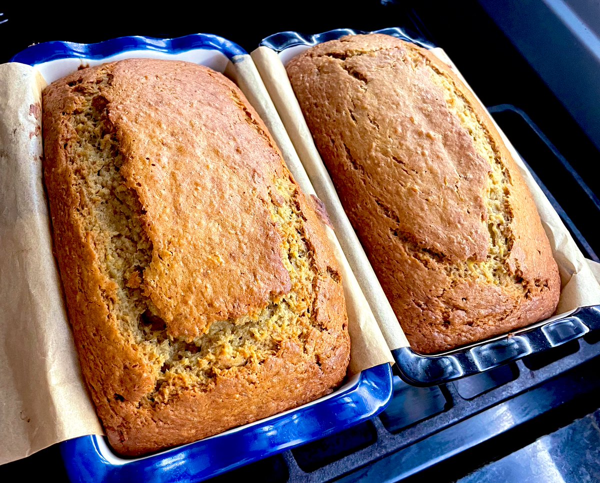 RainyNarnia's tweet photo. Well at least they look good. Now I want a piece but theyβre too hot. #PlantainBread https://t.co/27NwKA8Bdc