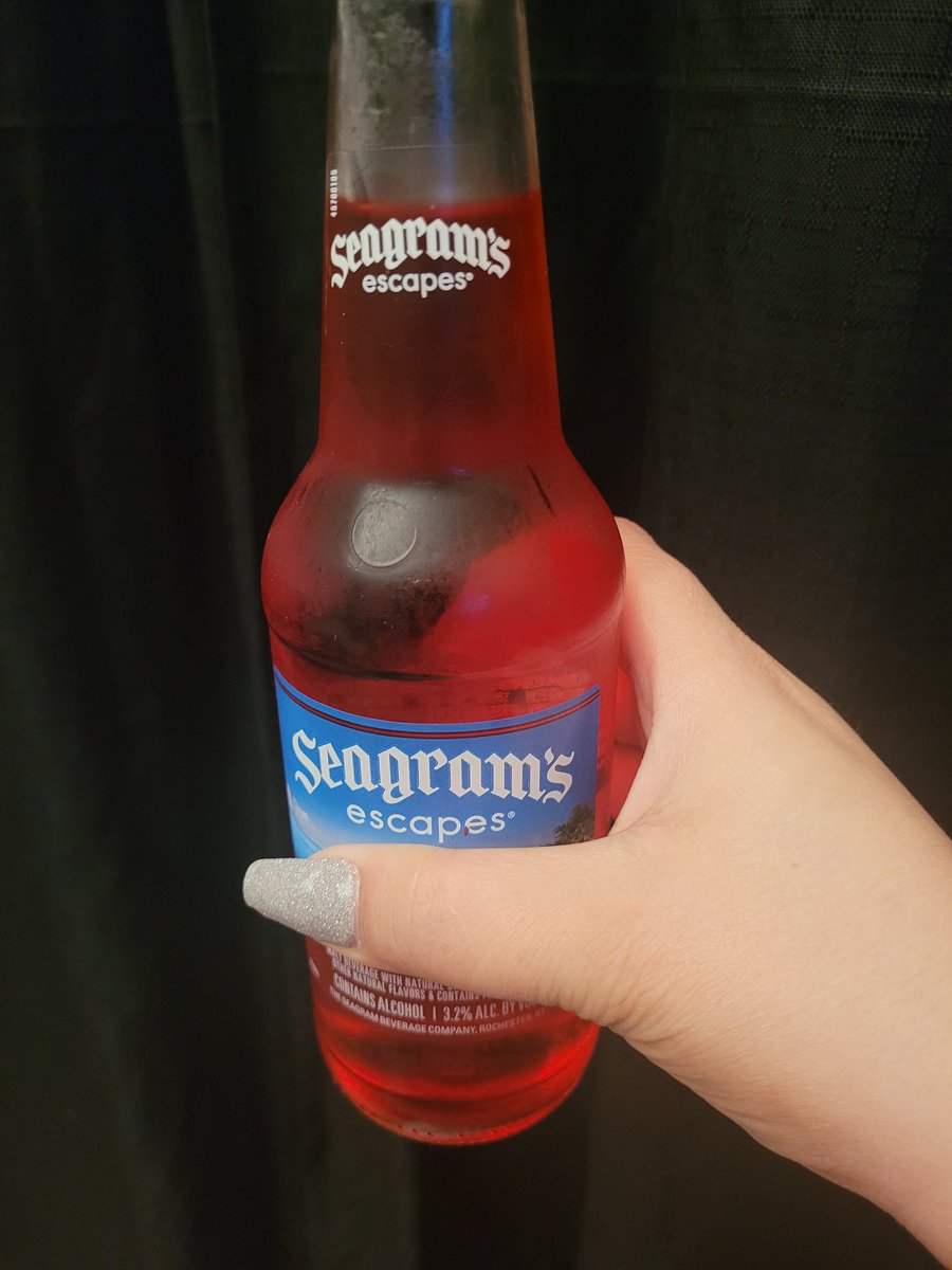 tabyannjim's tweet photo. Just enjoying a drink #TGIF https://t.co/PXi5UYB7UH