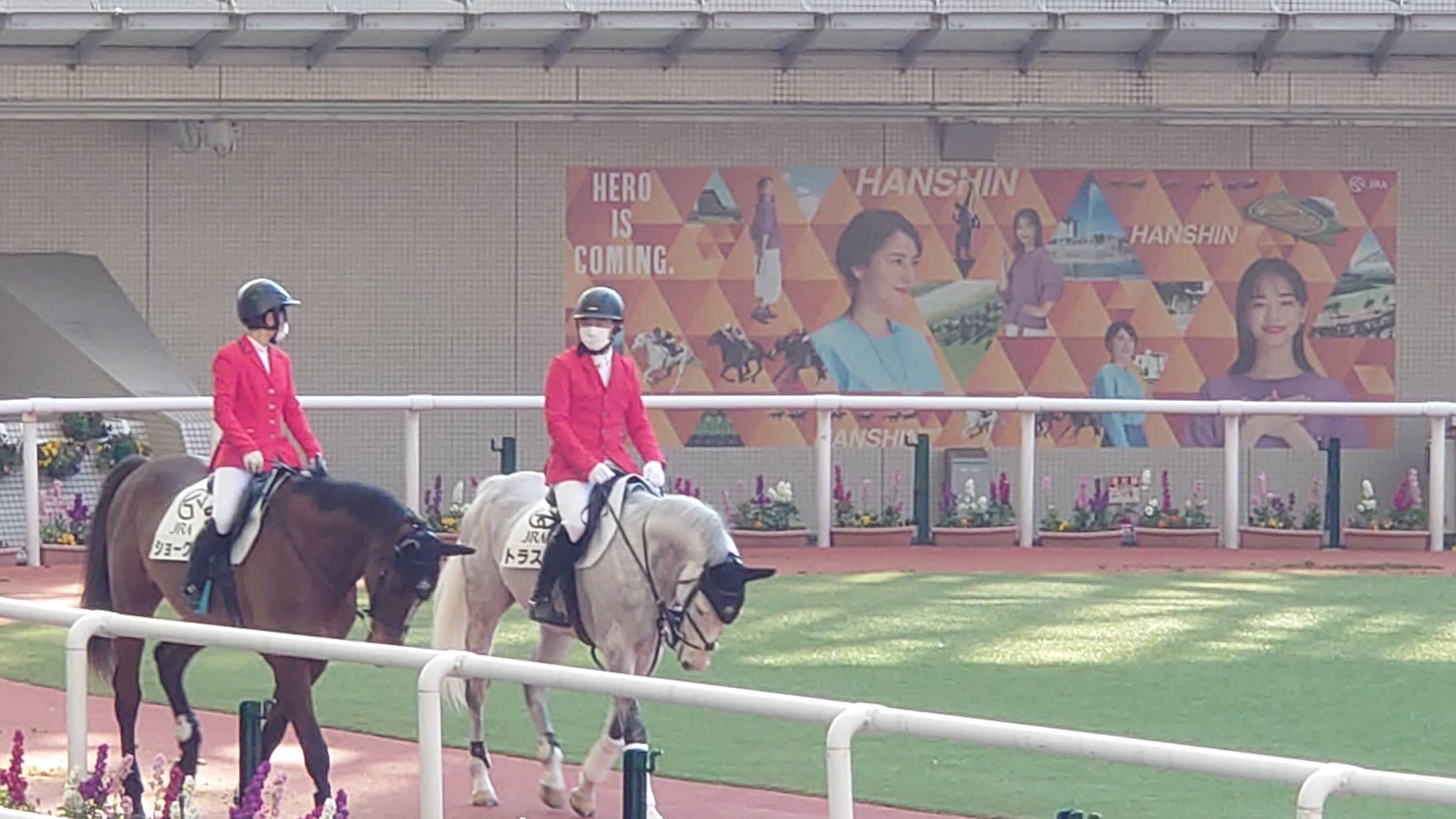 い出のひと時に、とびきりのおしゃれを! 競馬 誘導馬(阪神競馬場