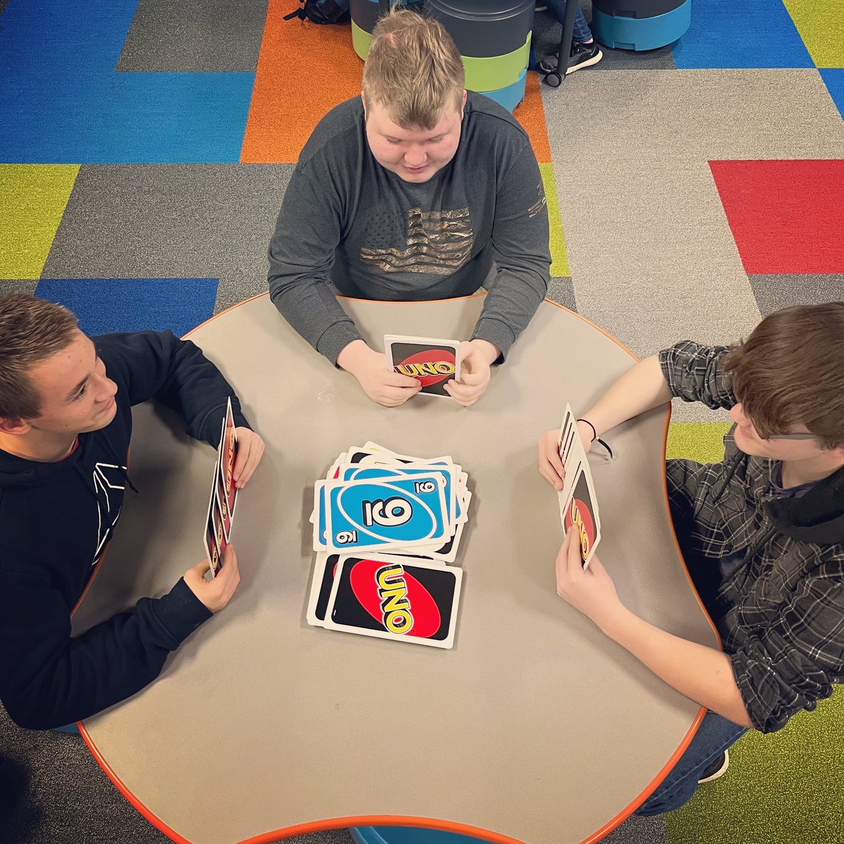 PPantherLibrary's tweet photo. The #librarycrew looks like little fellas with the giant #Uno cards. 😅
.
.
.
#highschoollibrary #library #read #books #teenlibrarian #panthernation #panthersread https://t.co/xJEry0ynuY