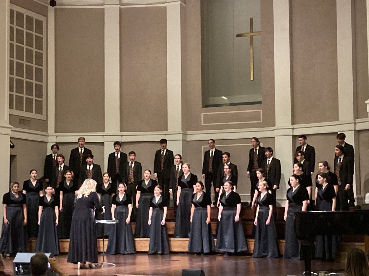 Schur_ed's tweet image. Beautiful voices lifted this evening, MHS Bears begin, followed by Baylor Bears
@MHSPTOBears @mhs_bears @misd