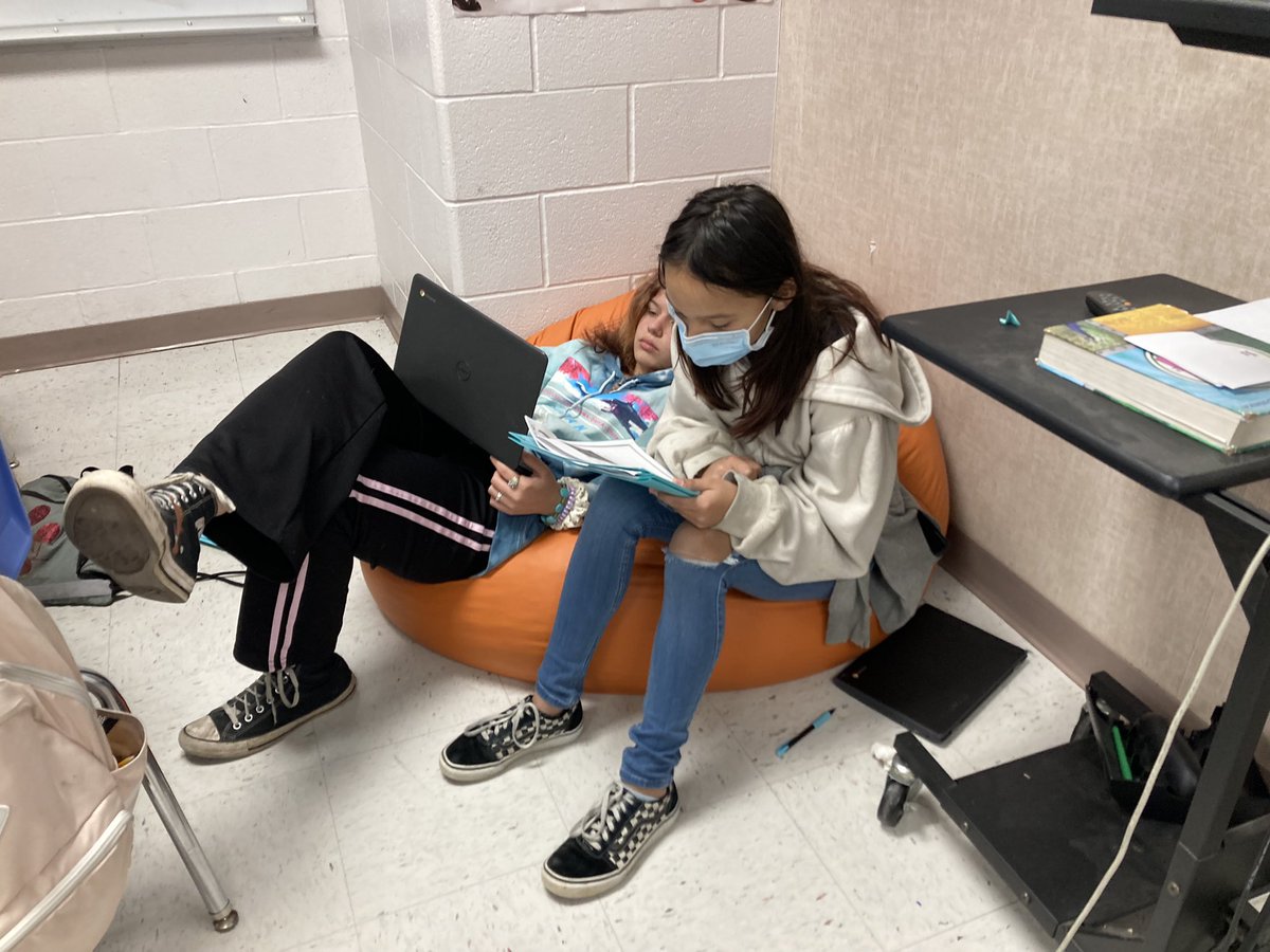 DrRhondaWade's tweet photo. Our Blended Learning teachers at FMS were providing students with personalized instruction based on their individual needs today in Reading Language Arts today! @FloresvilleISD #blendedlearning https://t.co/IAip1ccQYb