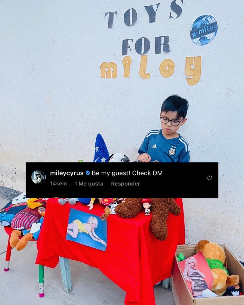 JavierVenturaOK's tweet photo. Le dije a mi sobrino que estaba ahorrando para ir al LOLLAPALOOZA para ver a Miley, lo que nunca me hubiera esperado es que saliera a la calle a vender sus juguetes para acompañarme, lo que tampoco me espere es que la mismísima MILEY CYRUS nos invitaría al show.TE AMO @MileyCyrus https://t.co/ZhT7BYHfuE