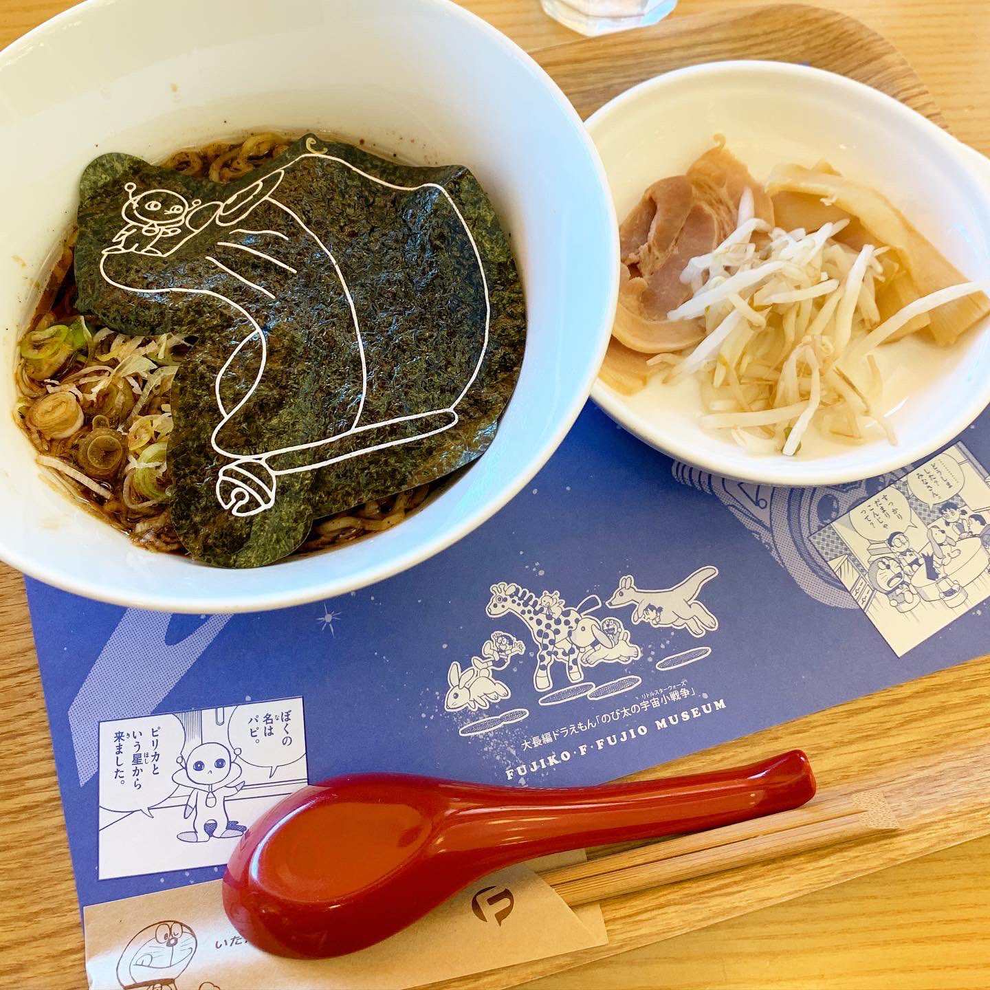 としお 久しぶりの藤子 F 不二雄ミュージアム カフェで朝から のび太の宇宙小戦争ブラックラーメン 頂き F先生の故郷 富山名物 ブラックラーメン がピリ辛美味 ドラえもん Doraemon Fujikof 藤子不二雄ミュージアム 富山 T Co