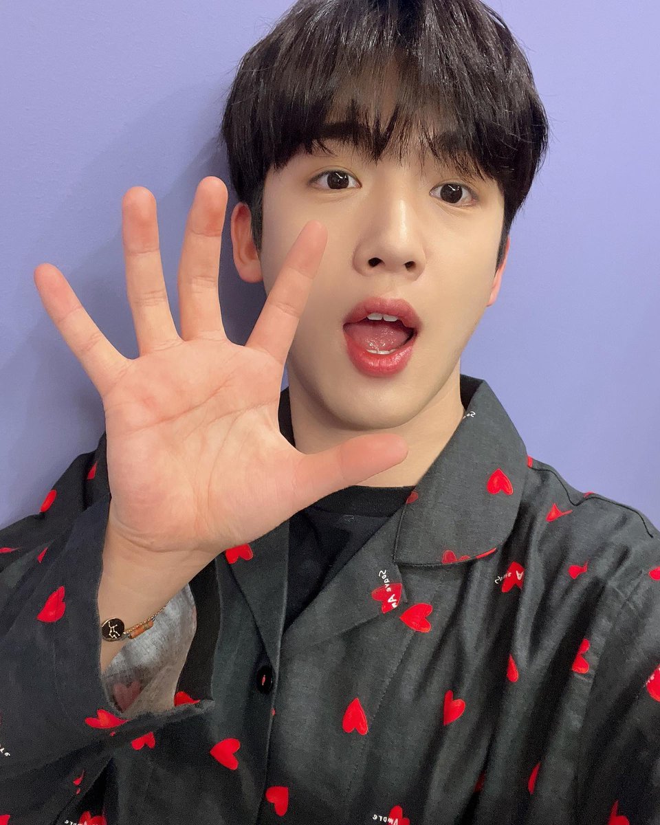 WEi」#キム・ヨハン、ハートいっぱいなかわいいパジャマ姿でファンの