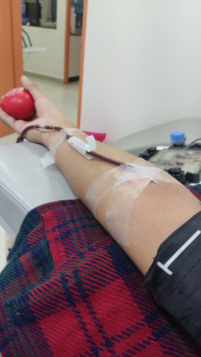 13redro13's tweet photo. Acompañé a una amiga a "donar sangre". Pensé que era en la cruz roja hasta que me encuentro con ella y me dice que vayamos a Solca. Al llegar, me dice que no era sangre sino plaquetas, yo solo dije "ah bueno". Pero adivinen qué pasó después... (1/2) https://t.co/2wVXLi4pju