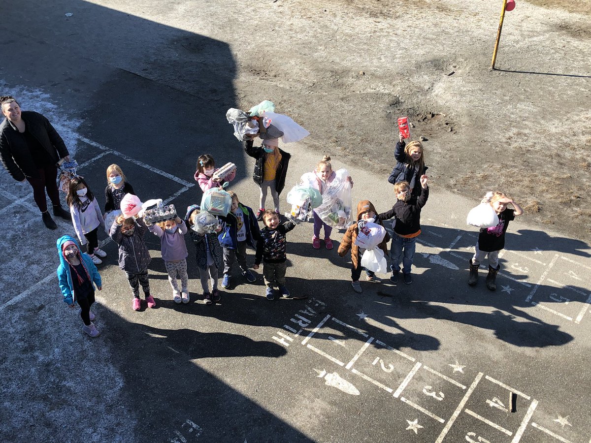 Whonnocians appreciate our first ever al fresco intermediate science fair. And…second annual kindergarten egg drop! #Sd42news