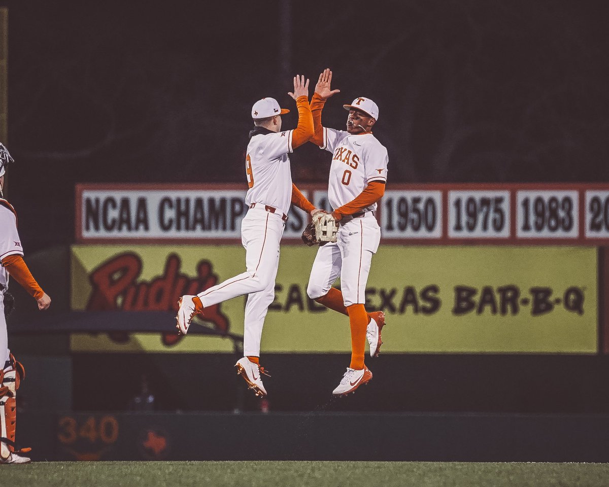 Friday dubs. #HookEm