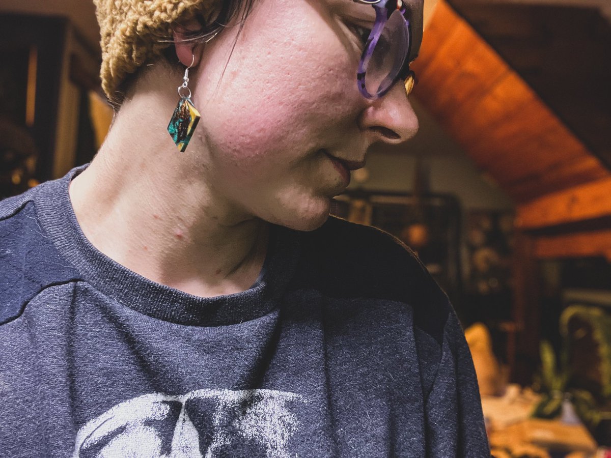cahleeeen's tweet photo. Forgot to take action photos of earrings so I had to do it on a whim while posting listings tonight - didn’t turn out too bad. https://t.co/GLXUxpJFfv