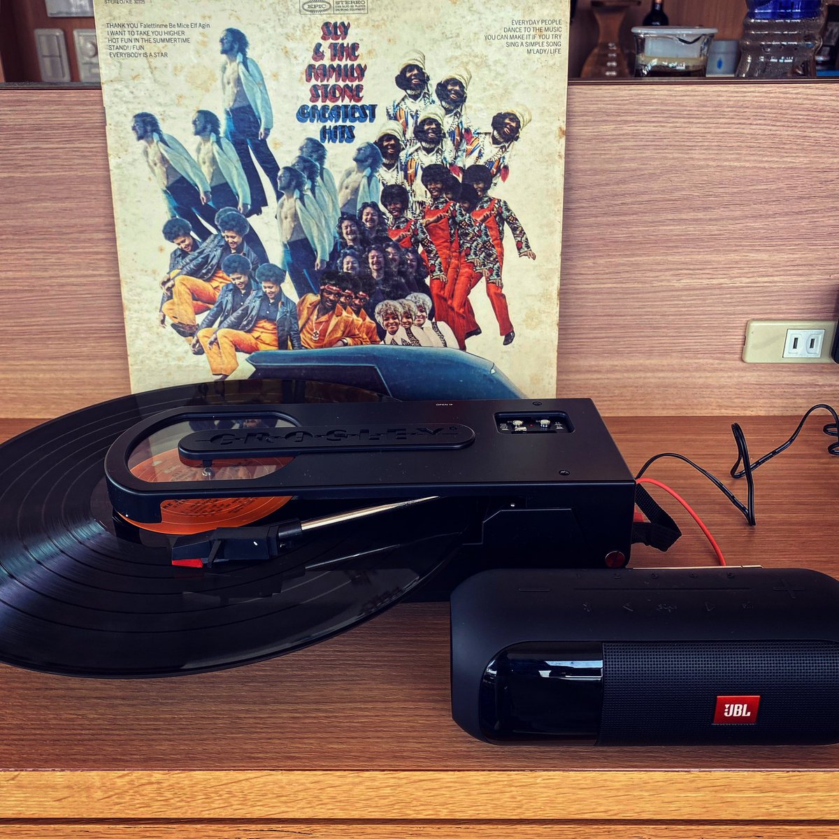 kuni_peach's tweet photo. 譲り受けたカッコ良いポータブルプレイヤーに手持ちのポータブルスピーカーを繋いでみる。ボロいレコードだけど良い音鳴って音楽ライフが充実しそう。
#crosley #cr6002a #JBL #portablerecordplayer #slyandthefamilystone https://t.co/GYSF0t2WdY