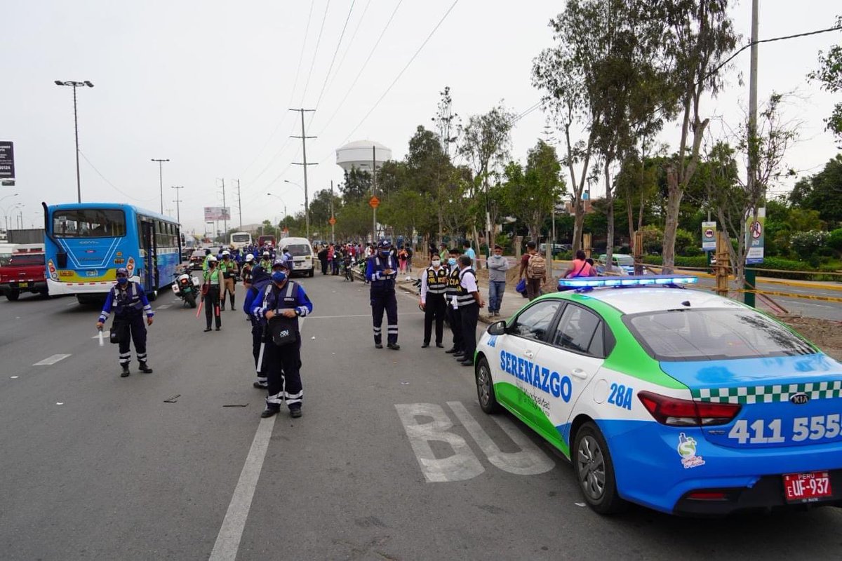 munisurco1's tweet photo. ¡Velamos por tu seguridad! A la altura de la Panamericana Sur con la avenida Saco Oliveros, realizamos un megaoperativo de control vial 🚌 contra el transporte interprovincial y urbano informal. https://t.co/xsIPRugBd7