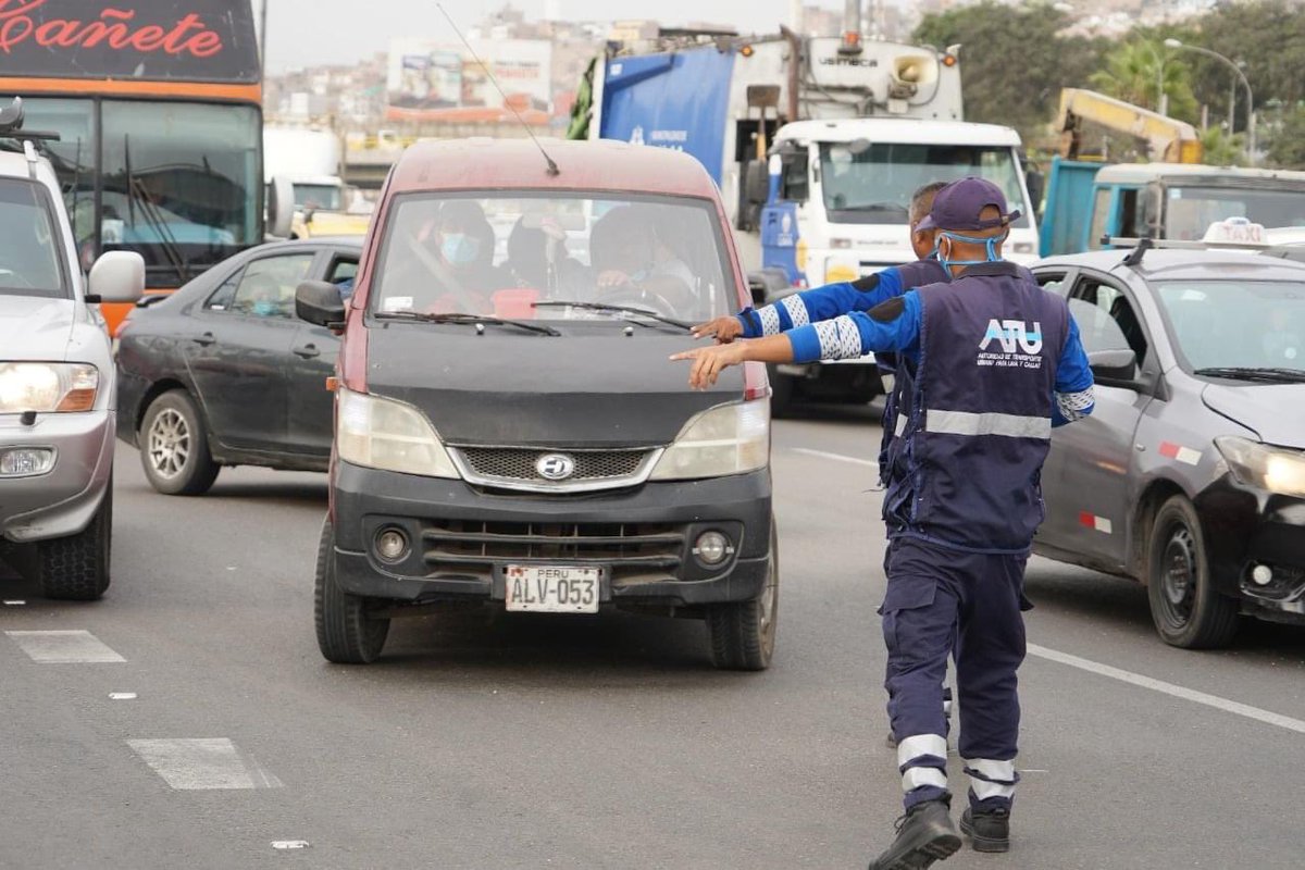 munisurco1's tweet photo. ¡Velamos por tu seguridad! A la altura de la Panamericana Sur con la avenida Saco Oliveros, realizamos un megaoperativo de control vial 🚌 contra el transporte interprovincial y urbano informal. https://t.co/xsIPRugBd7