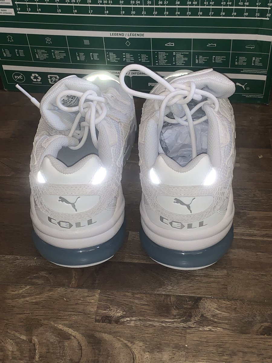 majoe7024's tweet photo. フラッシュ撮影による反射材発光したスニーカー。
#PUMA #cellalien #cell https://t.co/hg5j4XiD3G